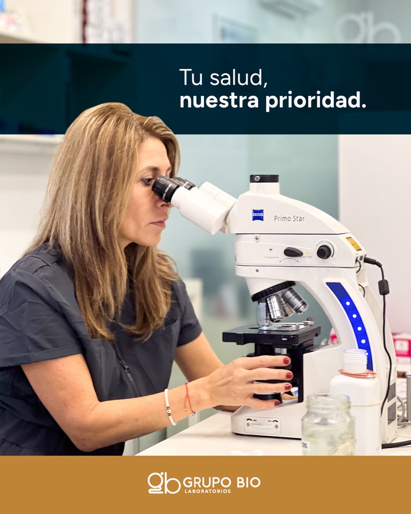 Bioquímica observando en el microscopio