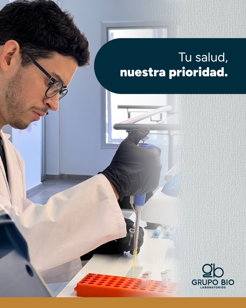 Bioquímico procesando muestras
